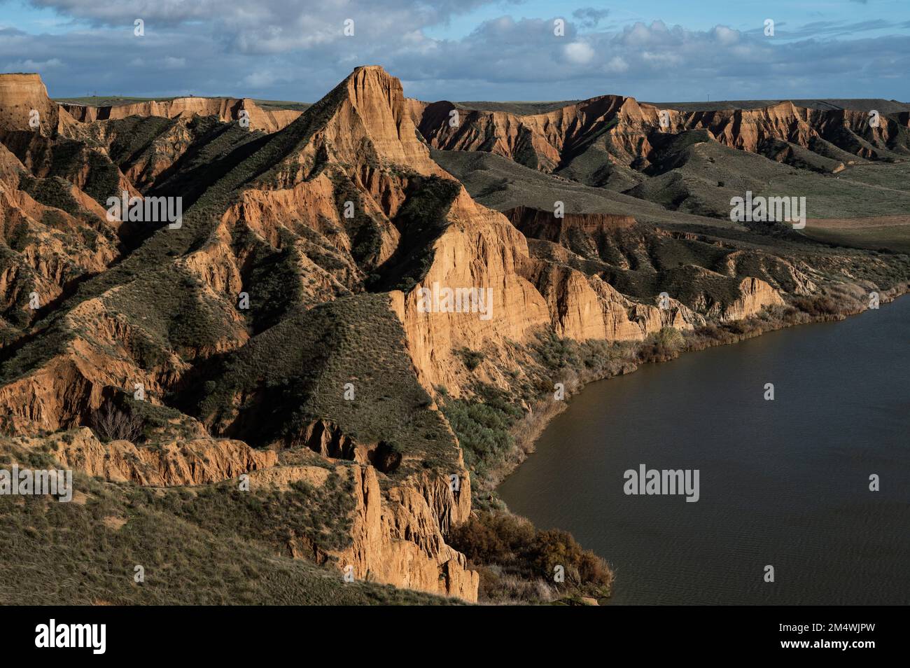 Blick auf die Burujon Canyons und das Castrejon Reservoir in der Nähe von Toledo. Die Burujon Schluchten sind eine sedimentäre Formation des Verlaufs des Tags Stockfoto