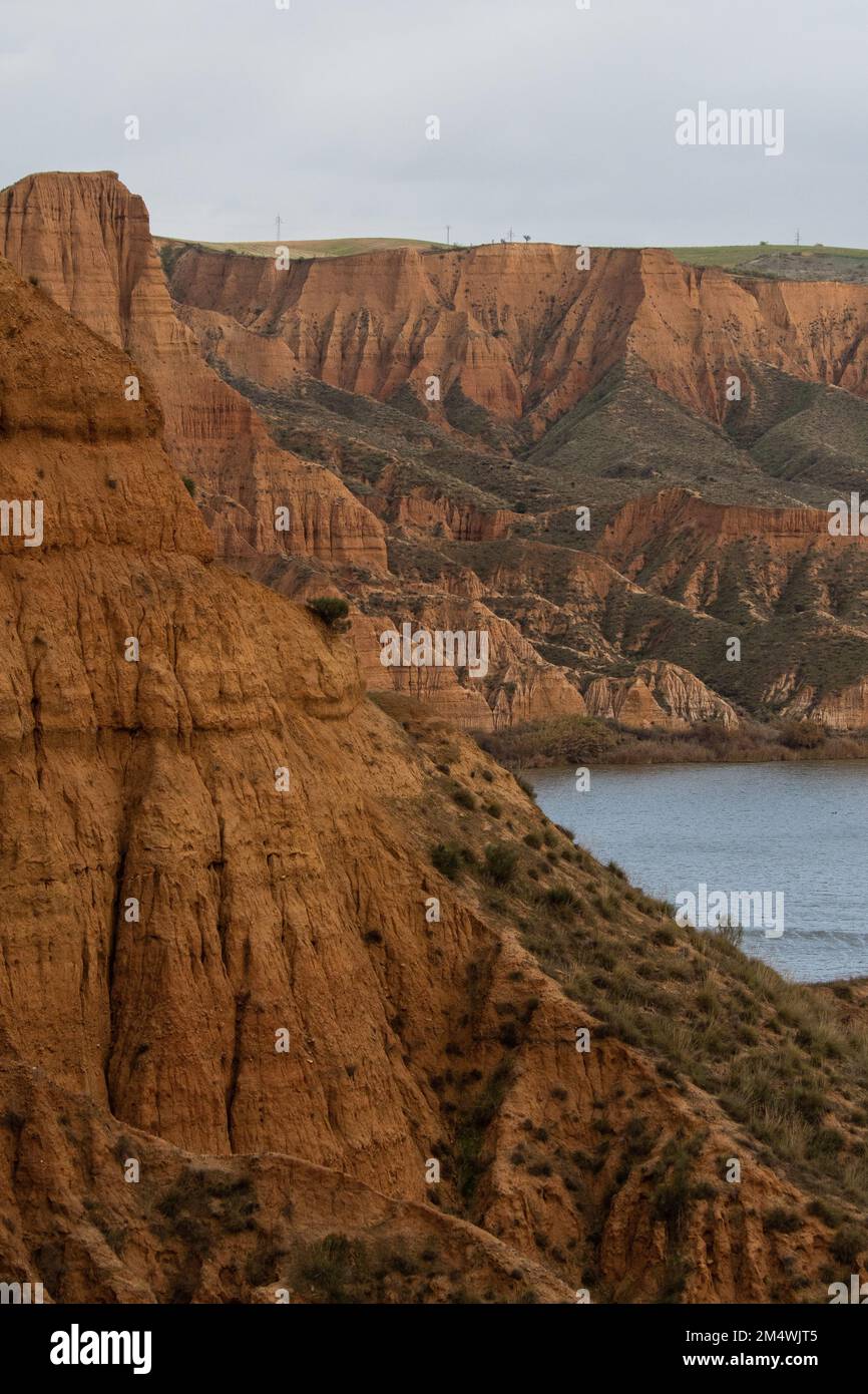 Blick auf die Burujon Canyons und das Castrejon Reservoir in der Nähe von Toledo. Die Burujon Schluchten sind eine sedimentäre Formation des Verlaufs des Tags Stockfoto