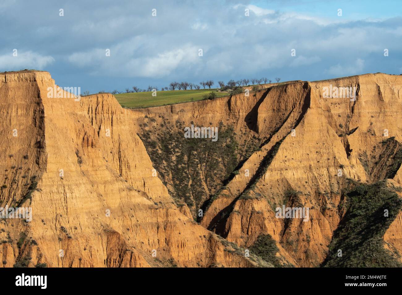 Blick auf die Burujon Canyons und das Castrejon Reservoir in der Nähe von Toledo. Die Burujon Schluchten sind eine sedimentäre Formation des Verlaufs des Tags Stockfoto