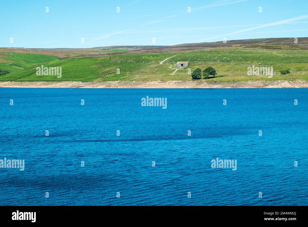 Der Wasserstand im Grimwith Reservoir in den Yorkshire Dales ist während des langen heißen Sommers 2022 in North Yorkshire, Großbritannien, deutlich gesunken Stockfoto