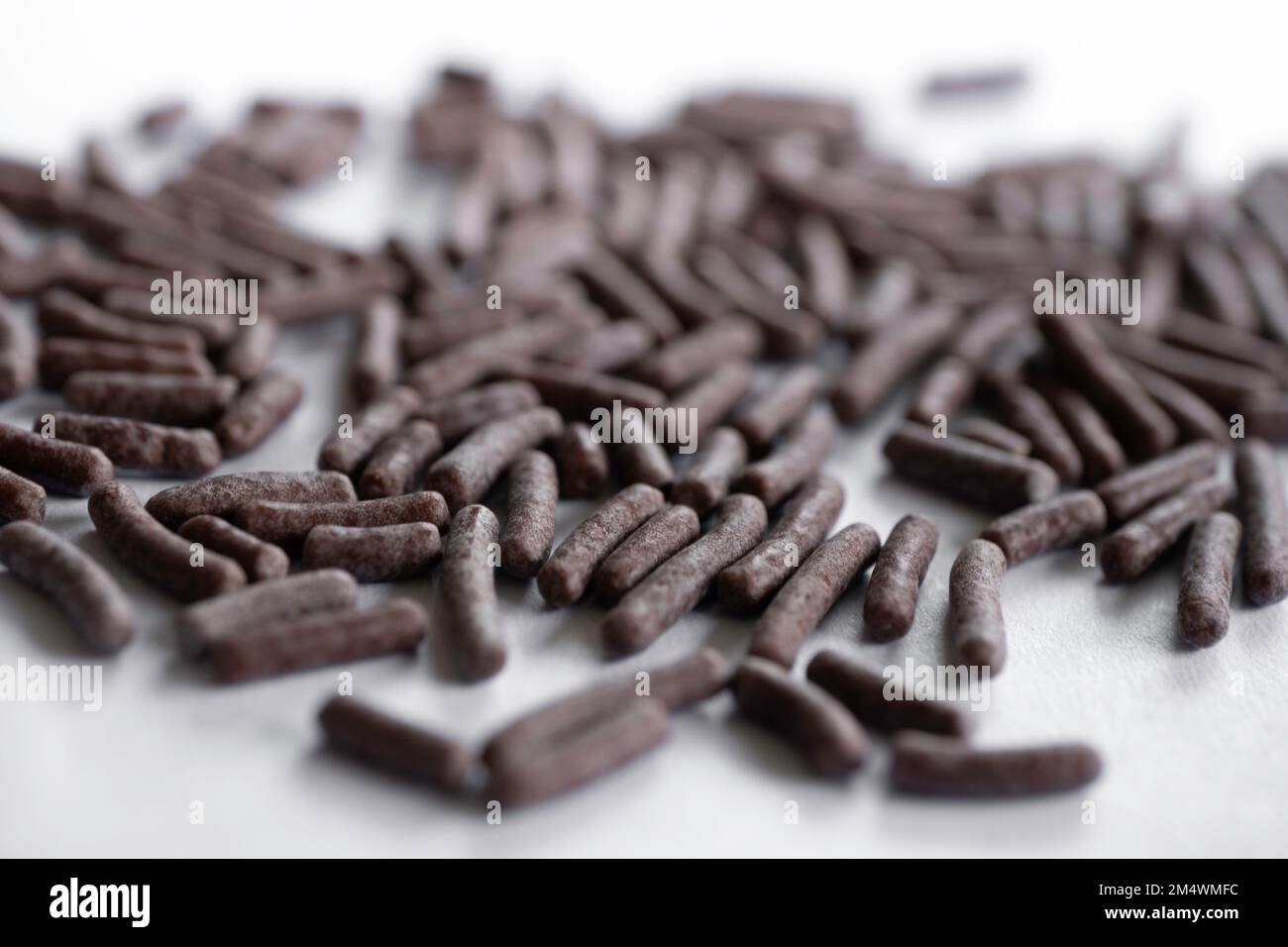 Schwarze Schokoladenstreusel (auf Niederländisch: Hagelslag oder Chocolade-Hagelslag) werden in den Niederlanden häufig als Sandwich-Belag verwendet Stockfoto