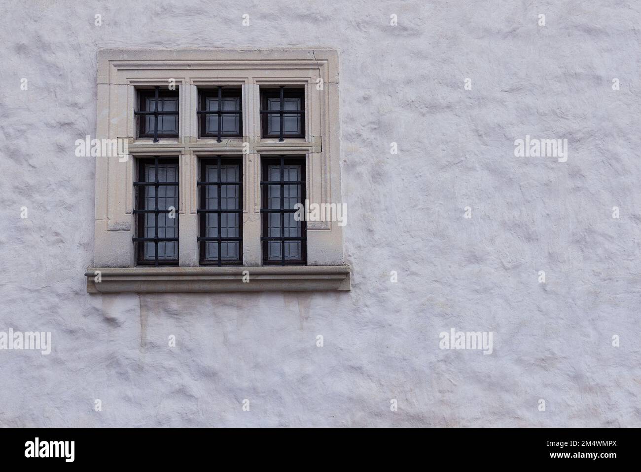 Fenster auf altem, traditionellem Stadthaus, weißer Putz Stockfoto