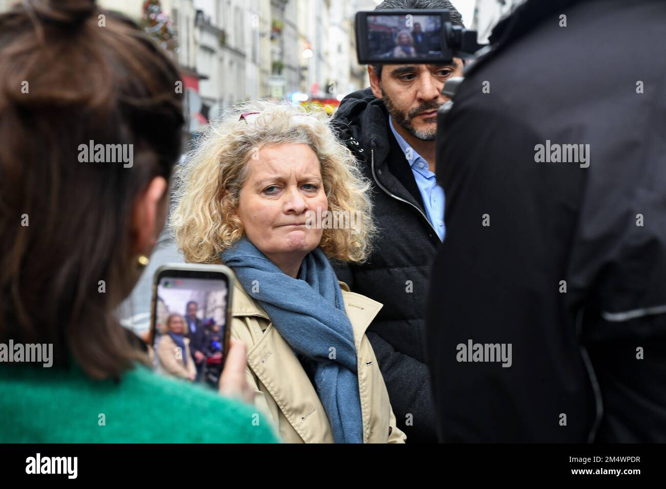 Paris, Frankreich. 23. Dezember 2022. Alexandra Cordebard, Bürgermeisterin des 10. Arrondissement am Schauplatz von Schüssen im Herzen von Paris, Frankreich Rue d Enghien, am 23. Dezember 2022 im 10. Arrondissement. In der vorläufigen Bilanz sind 2 Tote und 4 Verwundete aufgeführt, ein Mann wurde verhaftet. (Foto: Lionel Urman/Sipa USA) Guthaben: SIPA USA/Alamy Live News Stockfoto