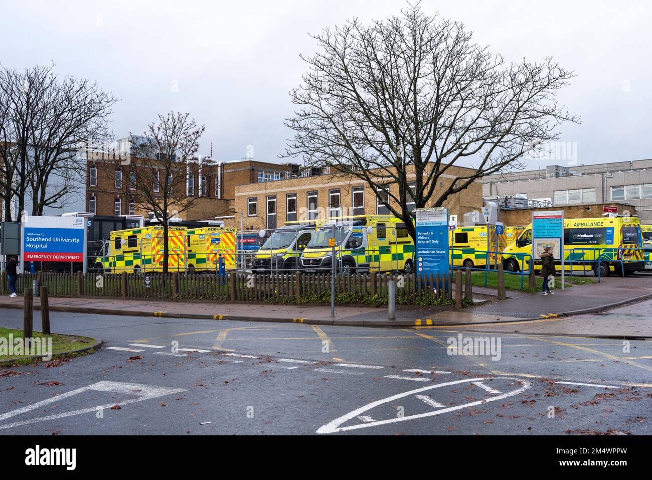 Southend on Sea, Essex, Großbritannien. 23. Dezember 2022. Trotz der Eröffnung einer Ambulanzübergabe-Einheit am Southend Universitätskrankenhaus stehen viele Krankenwagen weiterhin vor der Tür und warten darauf, ihre Patienten drinnen abzuliefern. Das im November eröffnete Gerät bietet Platz für bis zu 12 Patienten und soll dazu beitragen, Verzögerungen bei der Patientenübergabe zu reduzieren Stockfoto