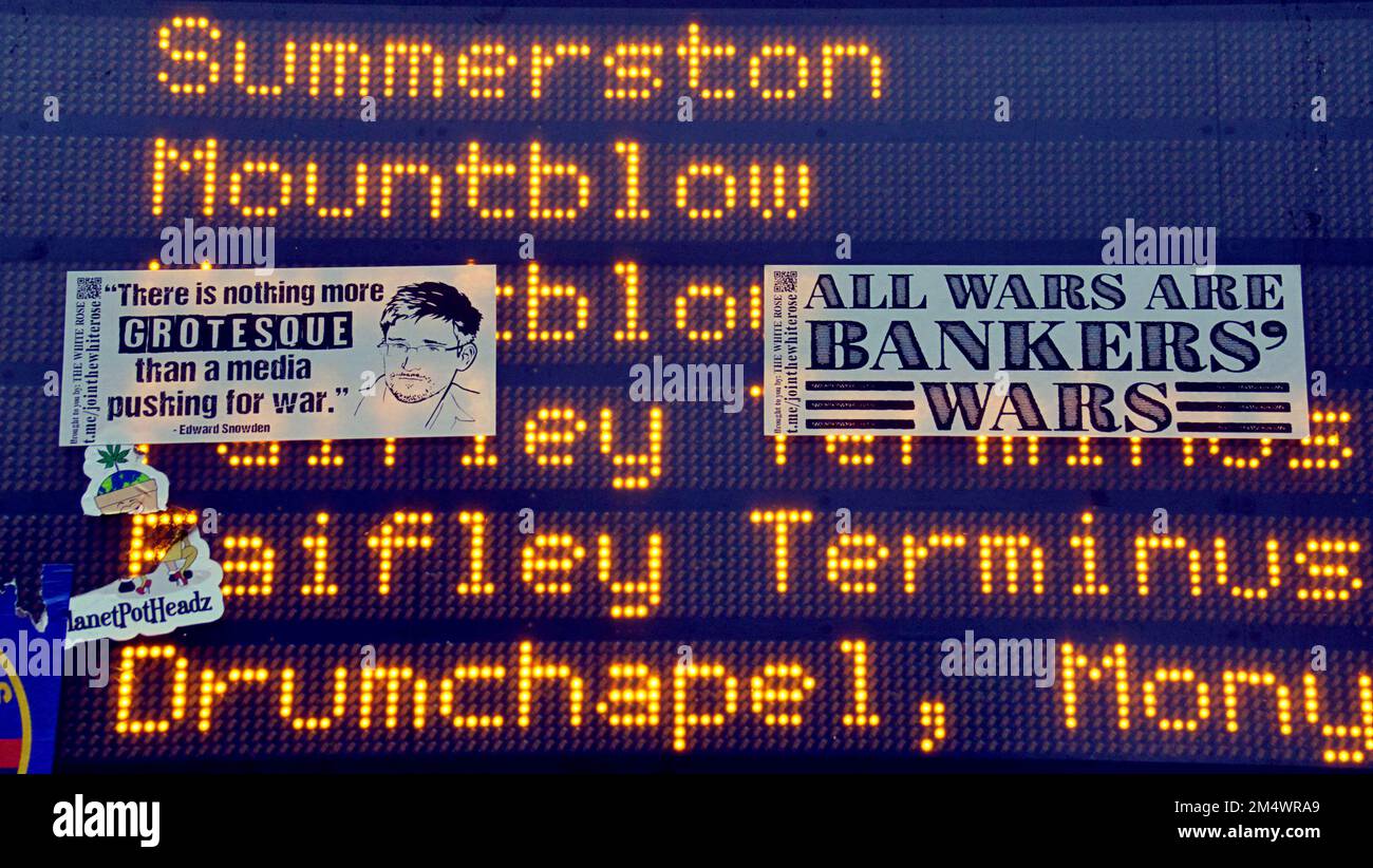 Glasgow, Schottland, Vereinigtes Königreich 23. Dezember 2022. Eine neue Anti-war-Aufkleber-Blockierung-Zeitplan-Kampagne sieht die Fortsetzung des Straßenprotests durch Menschen, die das Gefühl haben, die Medien seien nicht repräsentativ. Credit Gerard Ferry/Alamy Live News Stockfoto