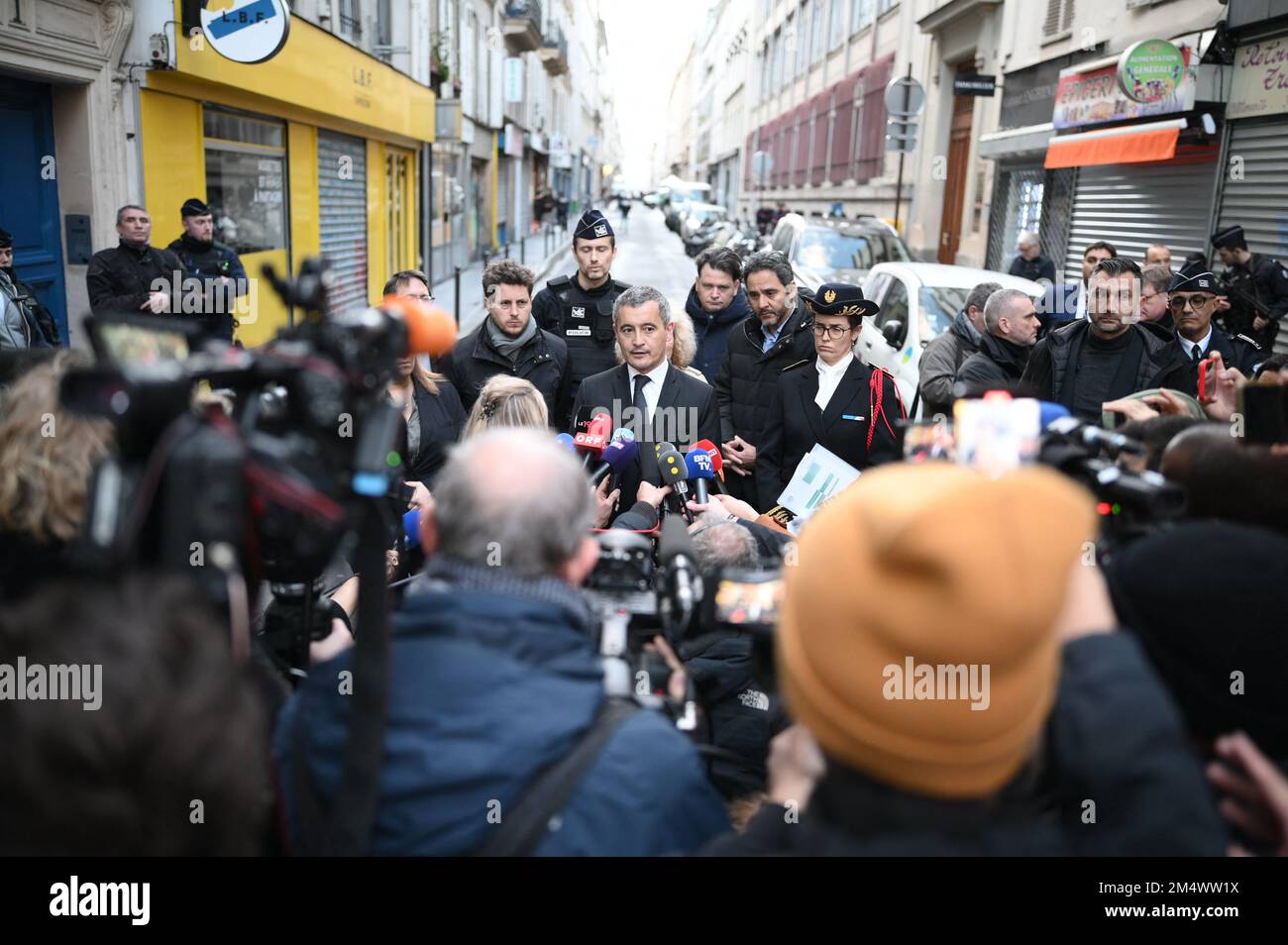 Paris, Frankreich. 23. Dezember 2022. Der französische Innenminister Gerald Darmanin, flankiert von Julien Bayou und der Bürgermeisterin des 10. Bezirks, Alexandra Cordebard trifft am 23. Dezember 2022 in Paris an der Stelle ein, an der mehrere Schüsse entlang der Rue d'Enghien im 10. Arrondissement abgefeuert wurden. Zwei Menschen wurden bei einer Schießerei im Zentrum von Paris am 23. Dezember 2022 getötet und vier verletzt. Laut Polizei und Staatsanwaltschaft wurde der Schütze in seinen 60s Jahren verhaftet. Die Motive des Schützen bleiben unklar. Zwei der vier Verletzten befinden sich in einem ernsten Zustand, so die französischen Beamten. Kredit: Abaca Press/Ala Stockfoto