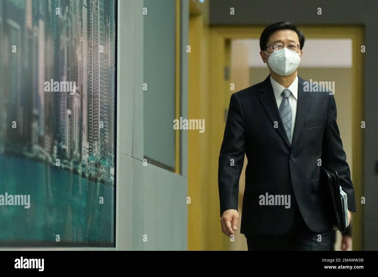 Chief Executive John Lee Ka-chiu trifft die Medien im Central Government Office in Admiralty. Lee gab bekannt, dass er Peking gebeten hatte, das nationale Sicherheitsgesetz der Stadt auszulegen, nachdem das letzte Berufungsgericht eine Entscheidung bestätigt hatte, die es einem britischen Rechtsanwalt erlaubte, den Medientycoon Jimmy Lai Chee-ying gegen Vorwürfe der Absprache mit ausländischen Streitkräften zu verteidigen. 28NOV22 SCMP/Sam Tsang Stockfoto