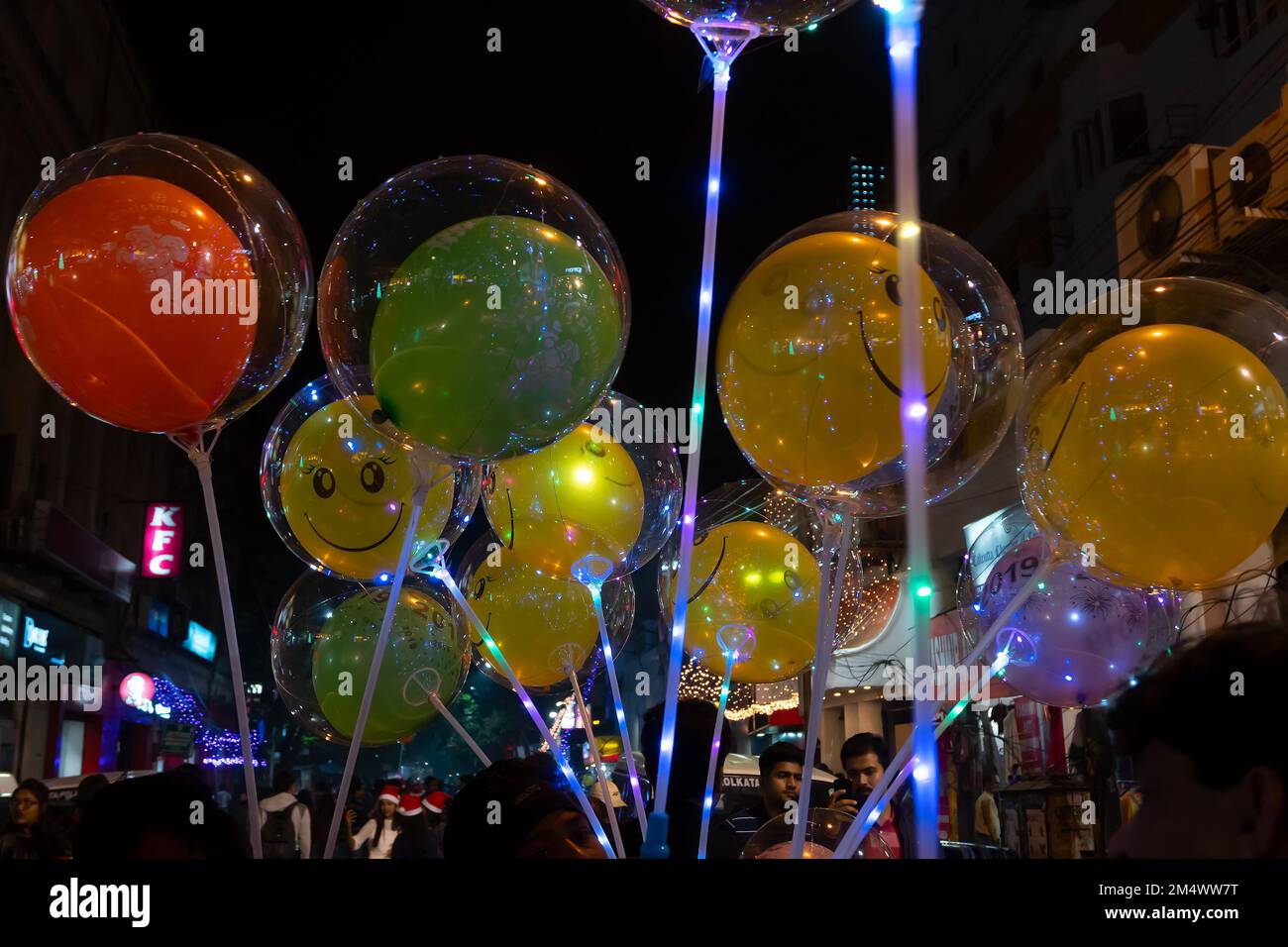 Kalkutta, Westbengalen, Indien - 26.12.2018 : farbenfroh dekorierte Ballons, Lichter und Weihnachtsfeier in der beleuchteten Parkstraße mit Freude. Stockfoto