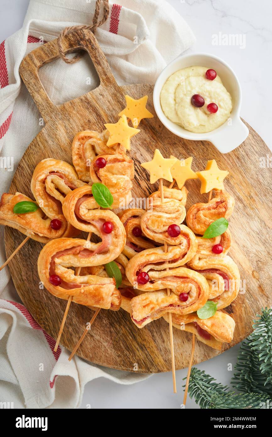 Vorspeise zu Weihnachten oder Neujahr. Weihnachtlich baumförmige
