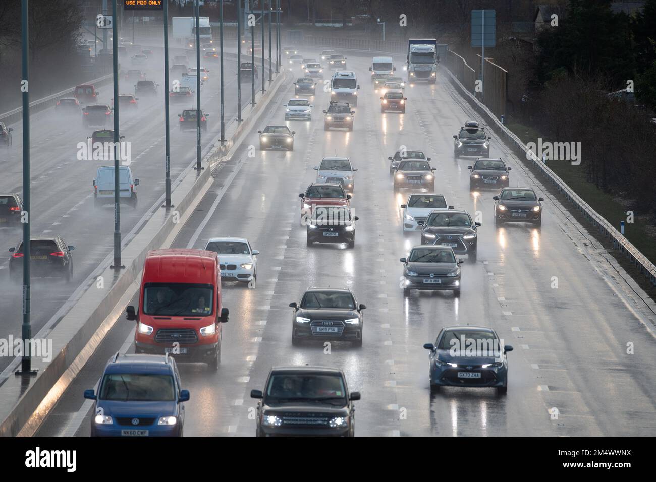 Slough, Berkshire, Großbritannien. 23. Dezember 2022. Es war heute ein düsterer Nachmittag am M4., als der Regen für Reisende auf dem Heimweg und für diejenigen, die zu Weihnachten Familienbesuch machen, zurückkehrte. Kredit: Maureen McLean/Alamy Live News Stockfoto