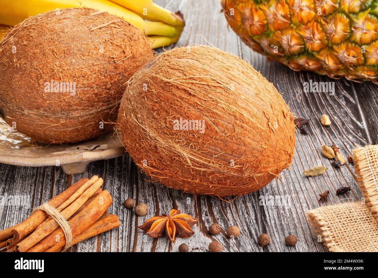 Kokosnuss-Gruppe auf Holzhintergrund Stockfoto