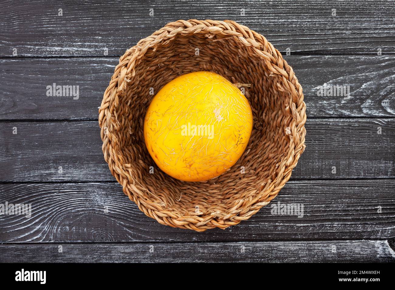 Gelbe Melone auf Holzhintergrund, Draufsicht Stockfoto