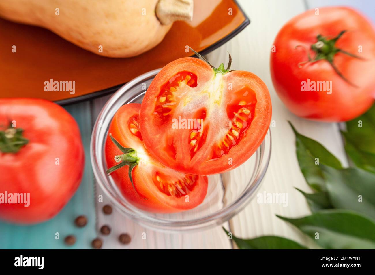 Tomatenscheiben auf Holzhintergrund Stockfoto