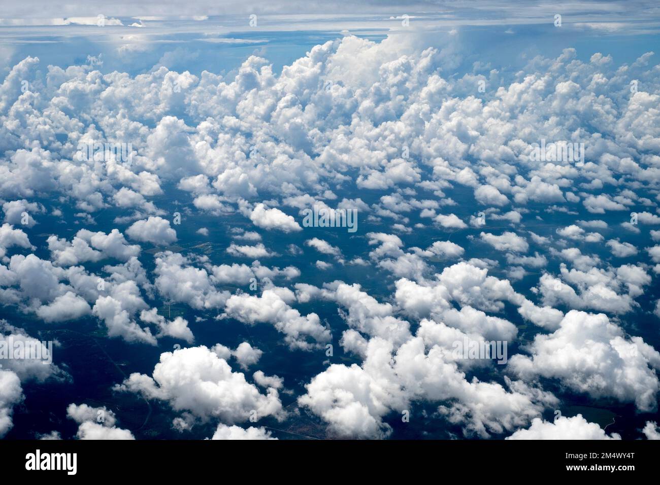 Ein Blick auf Wolken aus der Sicht eines Flugzeugs. Stockfoto