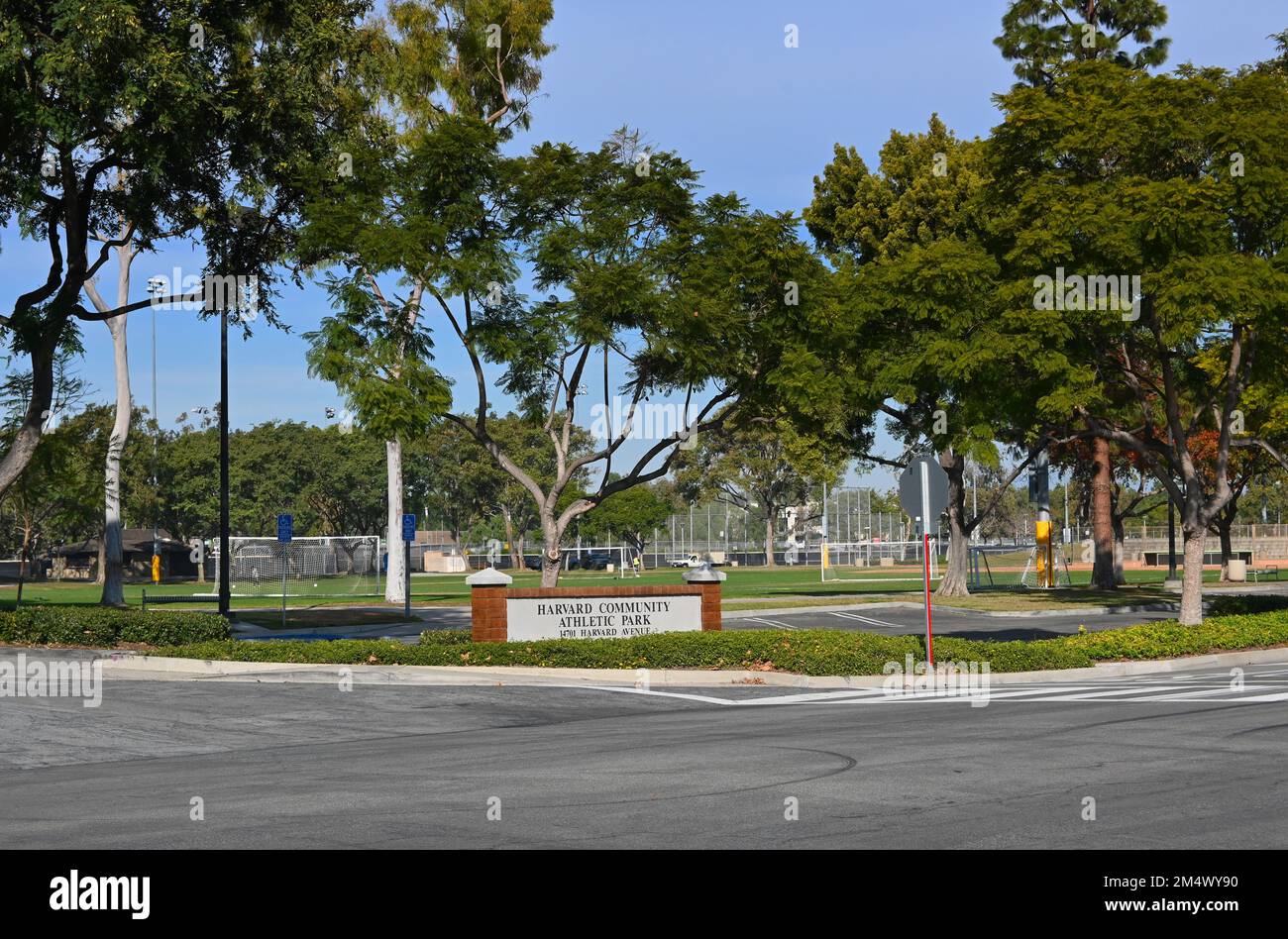 IRVINE, KALIFORNIEN - 15. DEZEMBER 2022: Schild am Eingang zum Harvard Community Athletic Park. Stockfoto