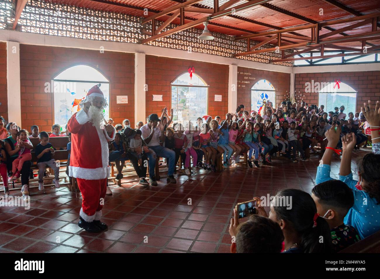 Der Weihnachtsmann auf den Straßen (Santa en las Calles), nachdem er 2 Jahre lang nicht in der Lage war, dieses Solidaritätsprojekt zu feiern, das Momente des Glücks bietet Stockfoto