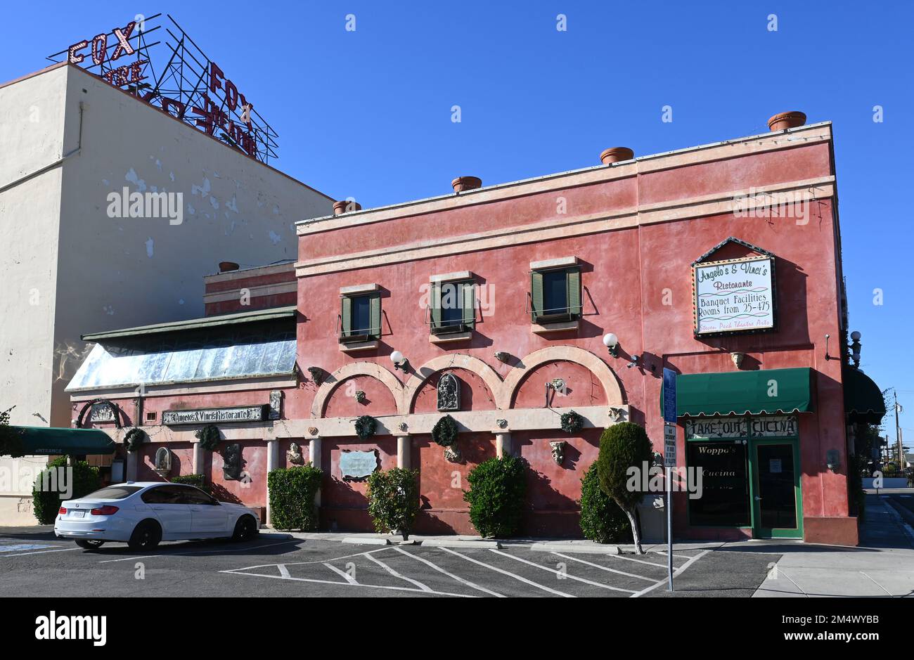 FULLERTON, KALIFORNIEN - 21. DEZ. 2022: Angelo's and Vinci's Ristorante, historisches Restaurant in Downtown Fullerton und Fox Theater Gebäude. Stockfoto
