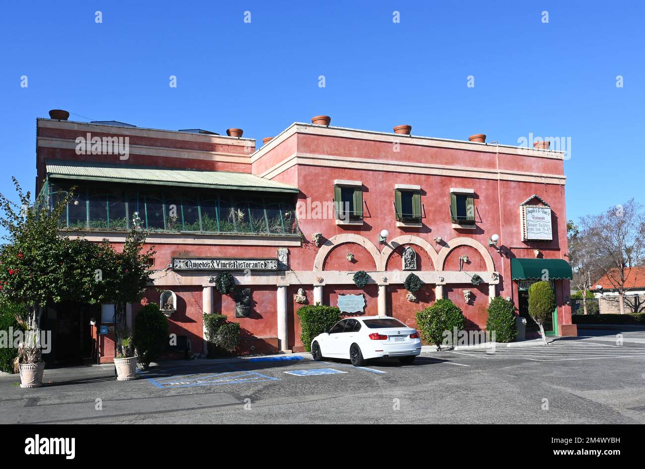 FULLERTON, KALIFORNIEN - 21. DEZ. 2022: Angelo's and Vinci's Ristorante, historisches Restaurant im Zentrum von Fullerton, das wunderbar gefertigte italienische Spezialitäten anbietet Stockfoto