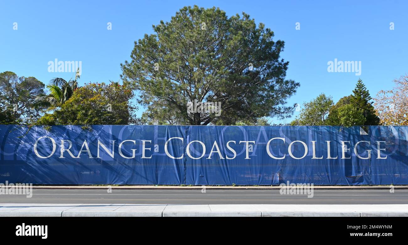COSTA MESA, KALIFORNIEN - 19. DEZ. 2022: Orange Coast College Banner im Horticulture Garden auf dem Campus des Orange Coast College, OCC. Stockfoto