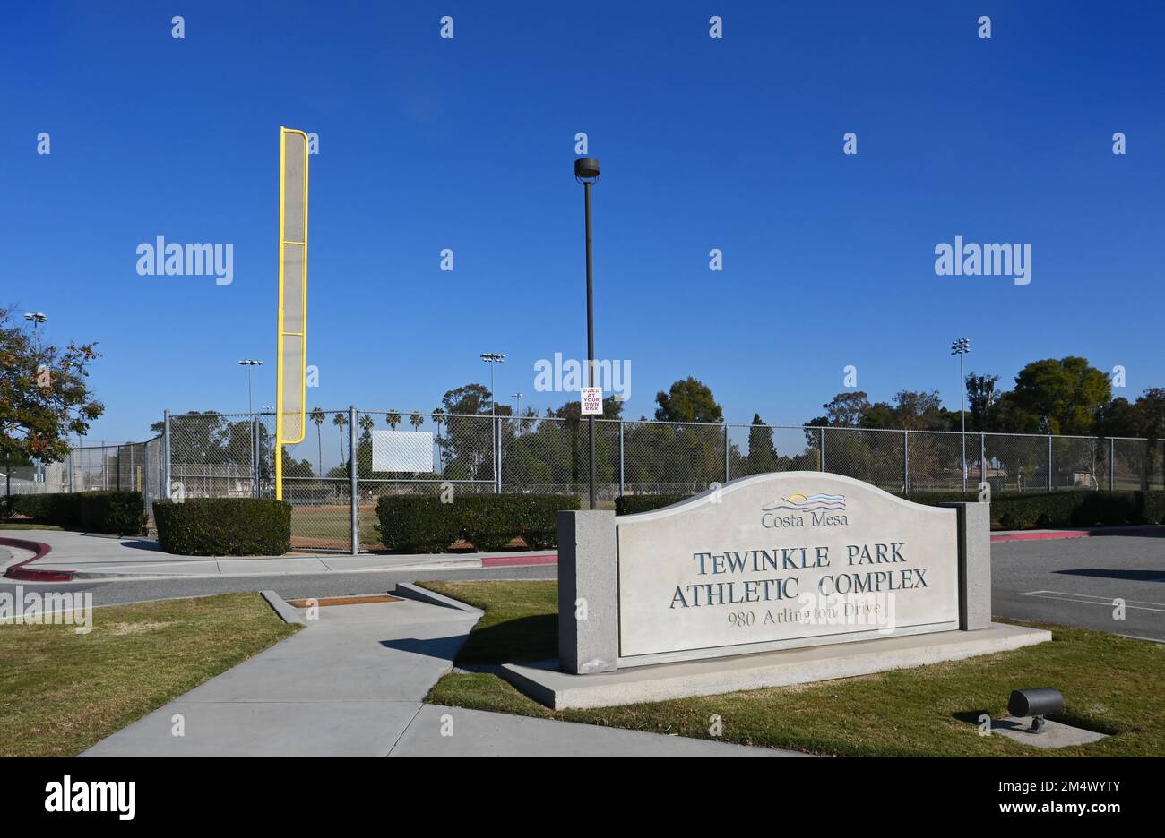 COSTA MESA, KALIFORNIEN - 19. DEZEMBER 2022: Schild am TeWinkle Park Athletic Complex. Ein 49 Hektar großer Park mit See, Spielplätzen, Basketballfeldern, Tennisplätzen und Stockfoto