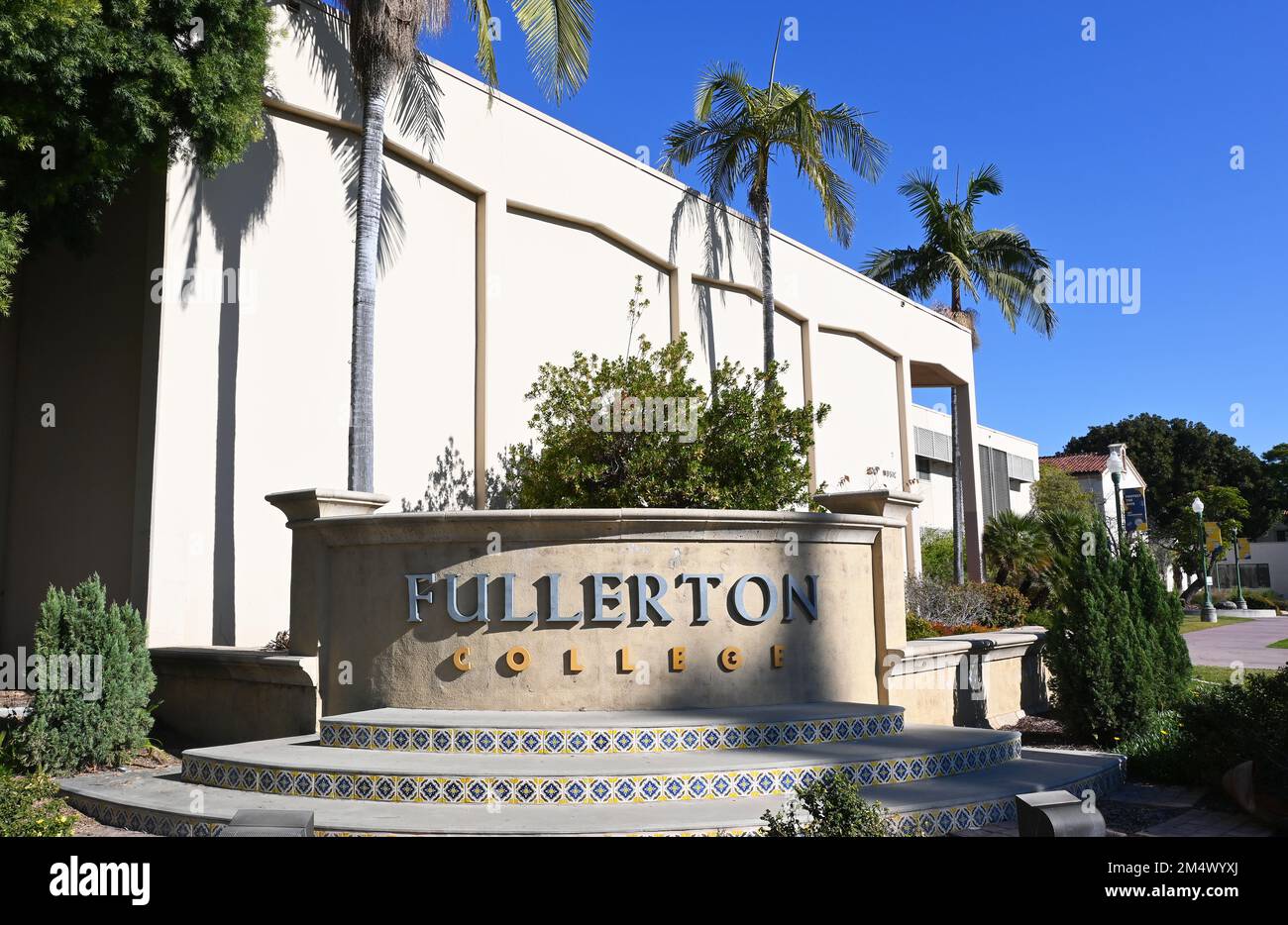 FULLERTON, KALIFORNIEN - 21. DEZEMBER 2022: Unterschreiben Sie am Campus of Fullerton College, dem ältesten Community College in ständigem Betrieb in Kalifornien. Stockfoto