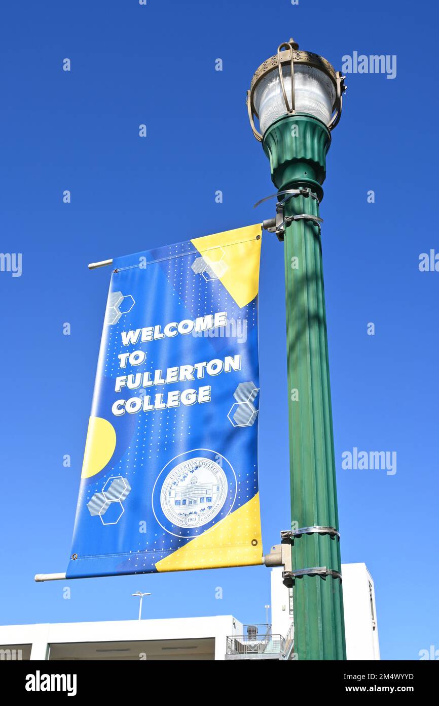 FULLERTON, KALIFORNIEN - 21. DEZ. 2022: Willkommen im Banner und Laternenposten des Fullerton College auf dem Campus des Fullerton College. Stockfoto