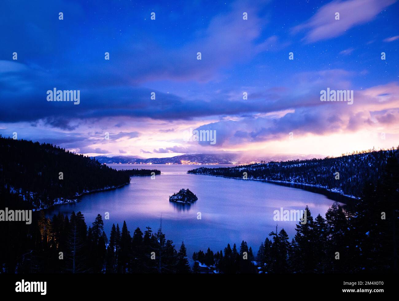 Eine wunderschöne und sternenklare Nacht über dem Emerald Bay State Park – Lake Tahoe, Kalifornien Stockfoto