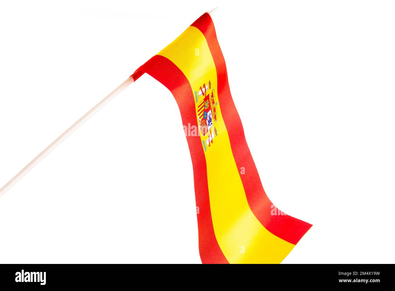 Die spanische Flagge auf schwarzem Hintergrund entwickelt sich und flattert im Wind. Isolieren. Stockfoto