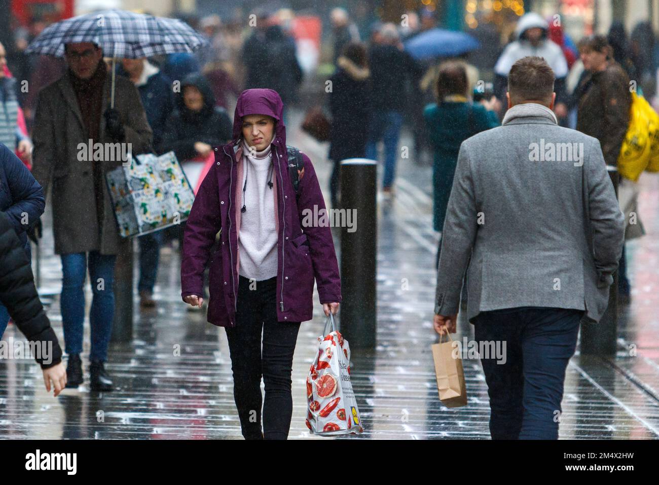 Bath, UK, 23. Dezember 2022. Nur noch zwei Tage bis zum ersten Weihnachtsfeiertag sind im Stadtzentrum von Bath zahlreiche Einkäufer zu sehen, die Last-Minute-Einkäufe tätigen. Viele Geschäfte haben versucht, Kunden zu gewinnen, indem sie ihren Verkauf frühzeitig aufgenommen haben. Kredit: Lynchpics/Alamy Live News Stockfoto