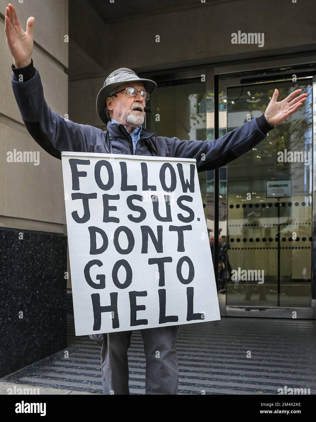 Religiöser Prediger und regelmäßiger christlicher Demonstrant mit dem Schild "Follow Jesus, Don't Go to Hell" in Westminster, London, England Stockfoto