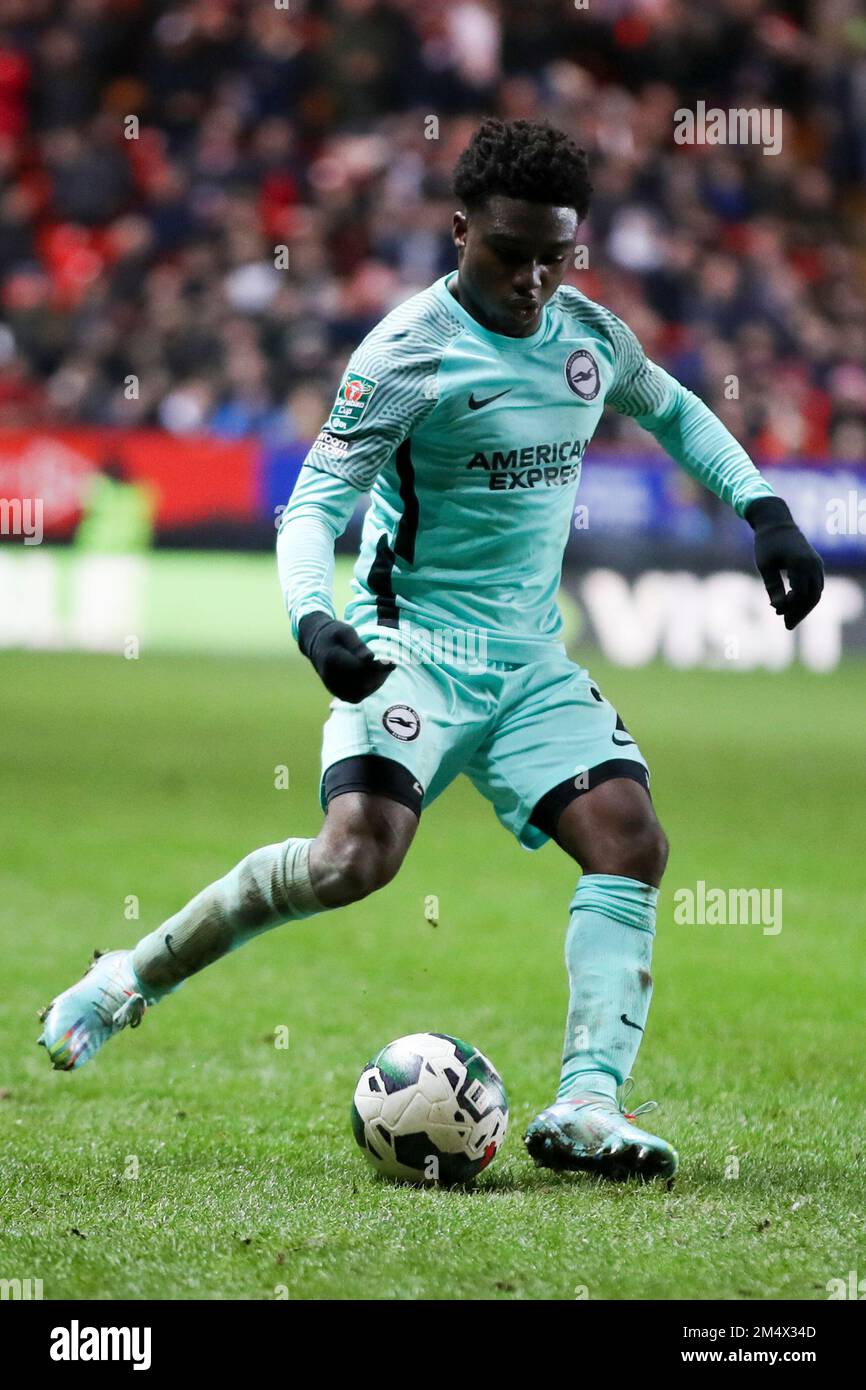 Tariq Lamptey von Brighton & Hove Albion auf dem Ball während des Carabao Cup 4. Runde Spiels zwischen Charlton Athletic und Brighton und Hove Albion im Valley, London am Mittwoch, den 21. Dezember 2022. (Kredit: Tom West | MI News) Kredit: MI News & Sport /Alamy Live News Stockfoto