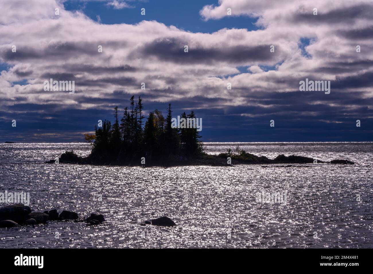 Eine kleine Insel in Lake Superior, Batchawana Bay, Ontario, Kanada Stockfoto