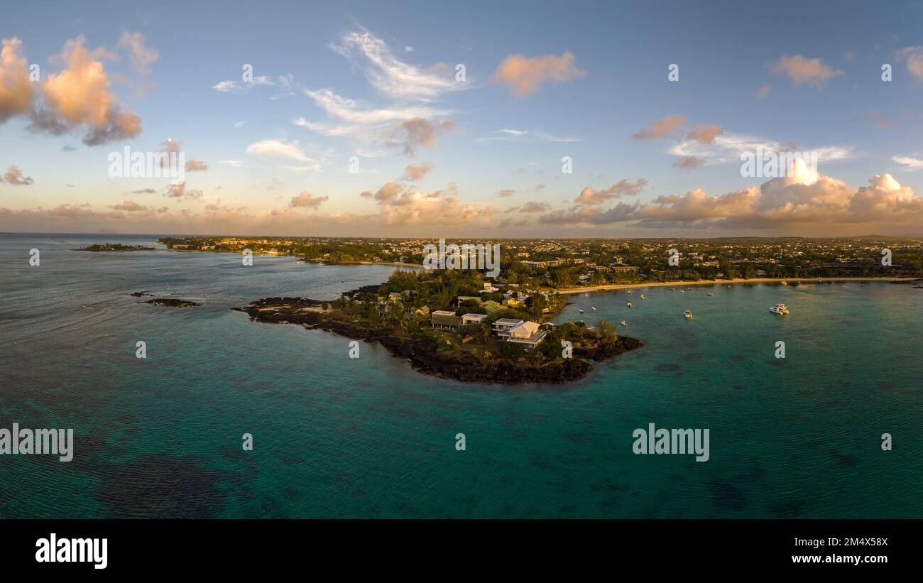 Pereybere Beach im Norden von Mauritius bei Grand Baie. Fantastische Panoramaaussicht mit herrlichen Lichtern. der indische Ozean ist türkisfarben Stockfoto