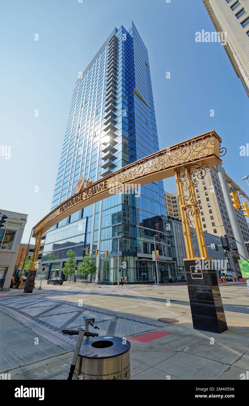 Die Playhouse Square Foundation erbaute Lumen, einen modernen Apartmentturm aus Glas, um die Basis der wichtigsten Bürogebäude und Theater des Viertels zu erweitern. Stockfoto