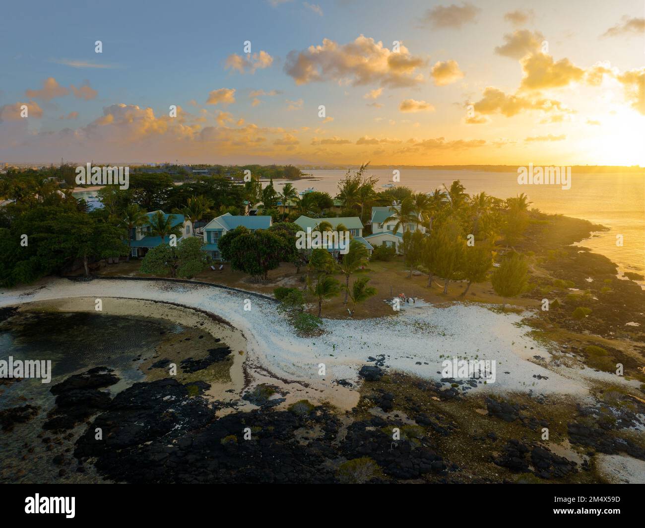 Pereybere Beach im Norden von Mauritius bei Grand Baie. Fantastische Panoramaaussicht mit herrlichen Lichtern. der indische Ozean ist türkisfarben Stockfoto