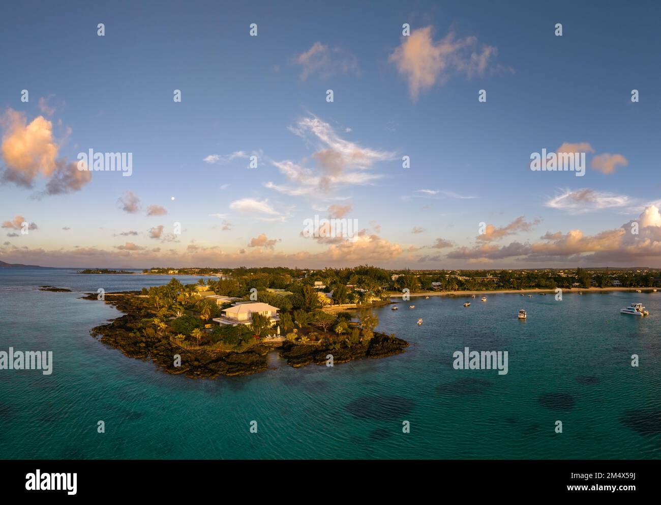 Pereybere Beach im Norden von Mauritius bei Grand Baie. Fantastische Panoramaaussicht mit herrlichen Lichtern. der indische Ozean ist türkisfarben Stockfoto