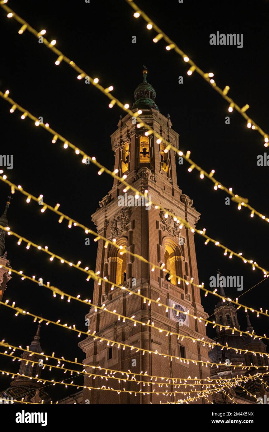 Weihnachtsdekoration und Feierlichkeiten auf dem El Pilar Square in Saragoza, Spanien Stockfoto