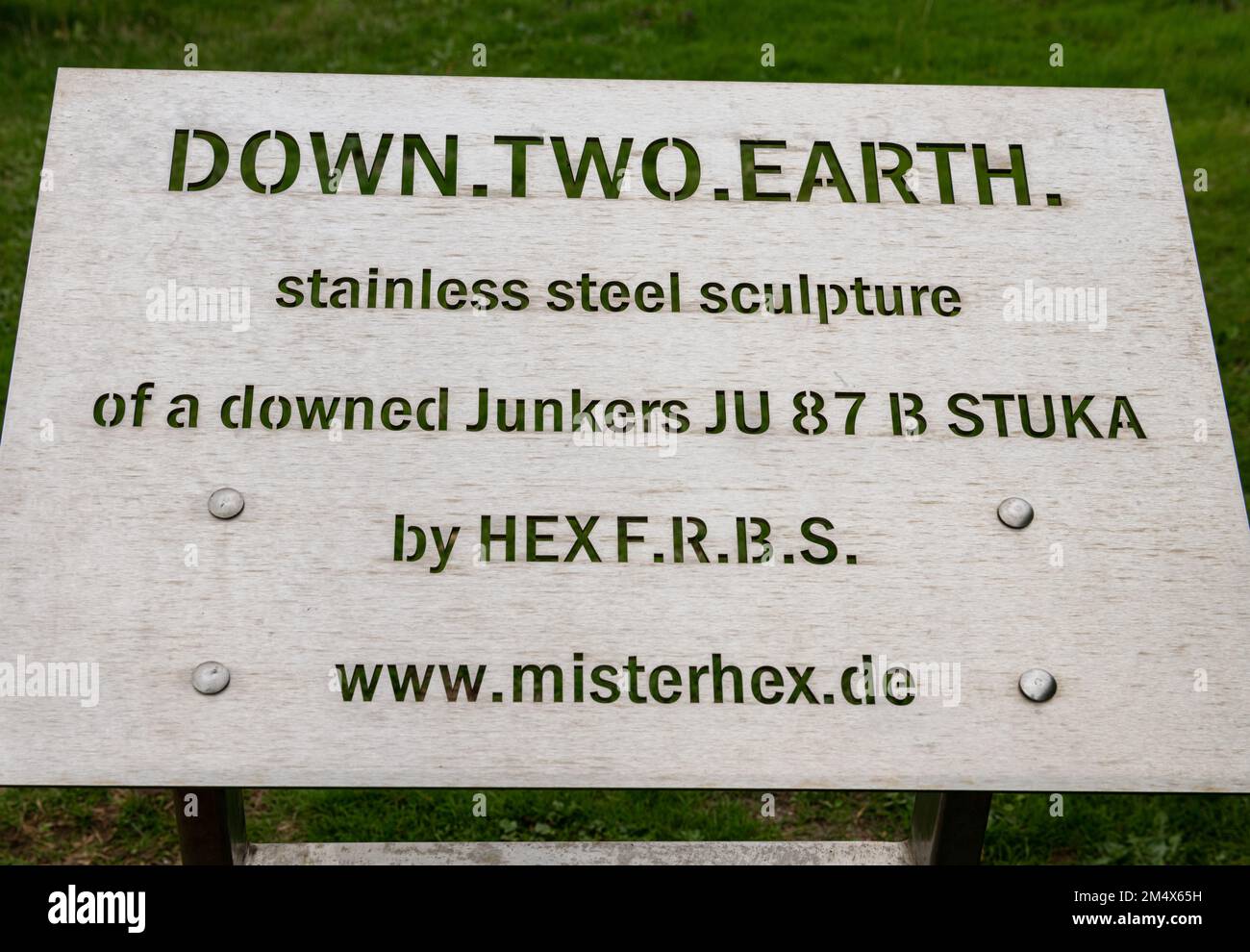 Unterschreiben Sie über die Down Two Earth, Skulptur aus Edelstahl von einer heruntergekommenen Junkers JU87 Stuka auf dem RAF Battle of Britain Memorial, Capel-le-Ferne, England Stockfoto