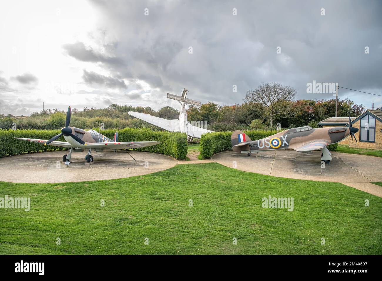 Nachbildung von RAF Hurricane und Spitfire-Flugzeugen und der Edelstahlskulptur eines Junkers JU87 am RAF Battle of Britain Memorial, Capel-le-Ferne Stockfoto
