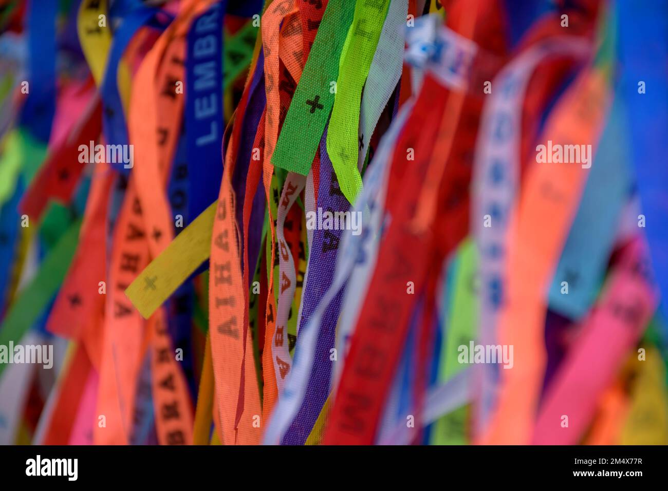 Berühmte und bunte Bänder unseres herrn do Bonfim, die vermutlich Glück bringen und sind traditionell in der Stadt Salvador in Bahia. Stockfoto