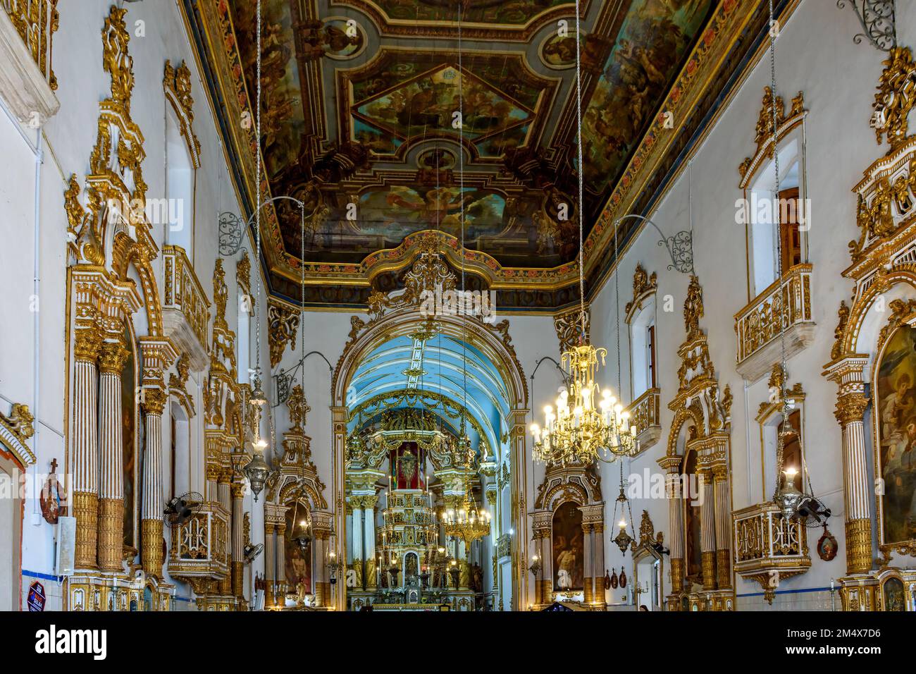 Innenbereich und Altar der berühmten Kirche Bonfim in Salvador, Bahia, dekoriert mit barocker Kunst und vergoldeten Details Stockfoto