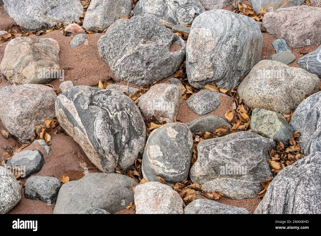 Sandstrand mit Felsen, Lake Superior Provincial Park - Gargantua, Ontario, Kanada Stockfoto