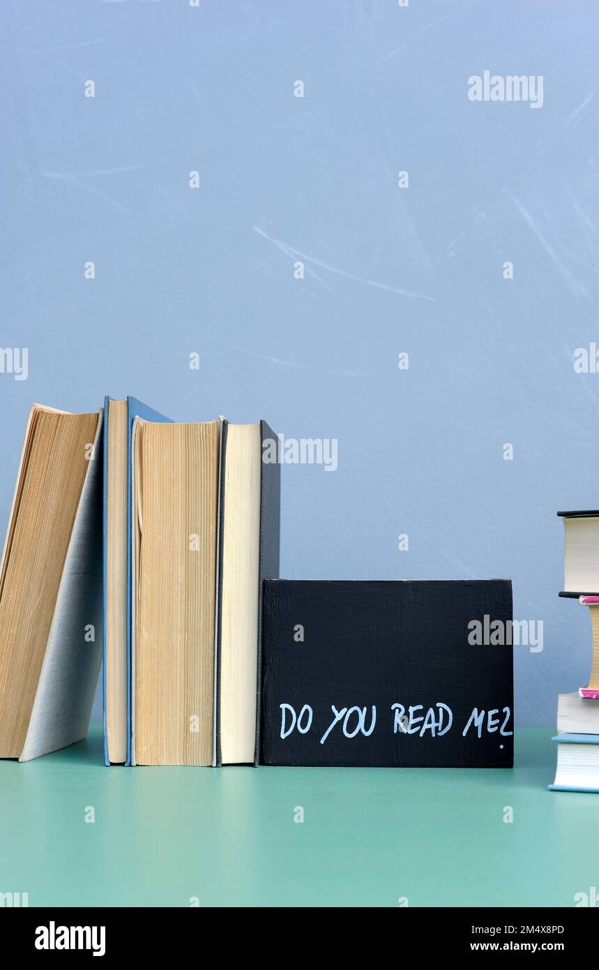 Studiofoto mit Büchern und kurzen Phrasen auf einer kleinen Tafel Stockfoto