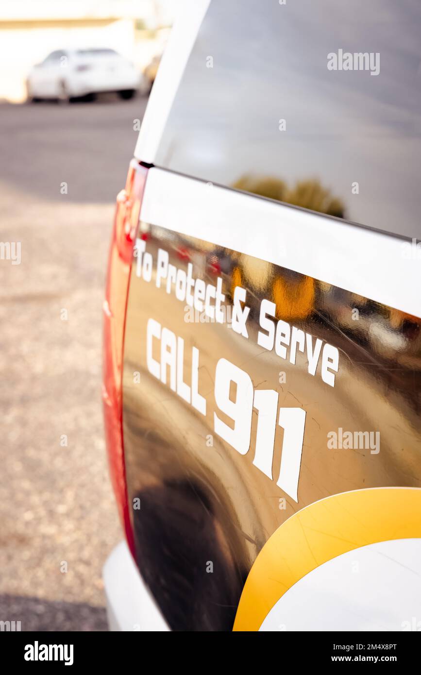 Vertikales Bild des hinteren Endes eines Polizeiwagens, das den Notruf 911 abliest Stockfoto