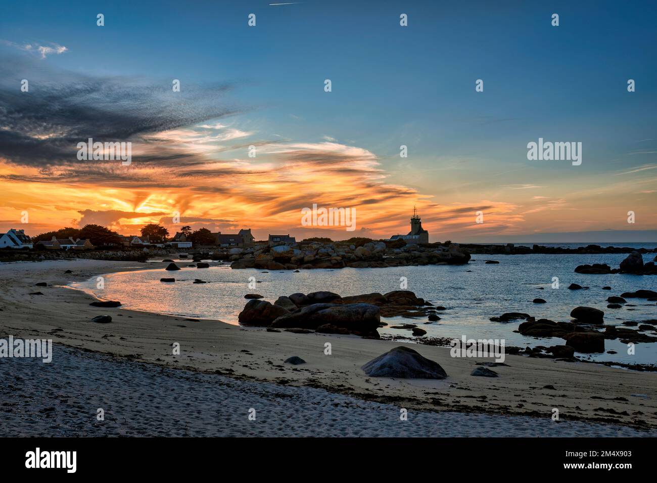 Frankreich, Bretagne, Plouneour-Brignogan-Plages, Plage du Bihou Beach bei Sonnenaufgang Stockfoto