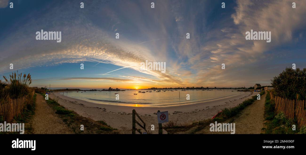 Frankreich, Bretagne, Plouneour-Brignogan-Plages, Weitwinkelblick auf den Strand bei Sonnenaufgang Stockfoto