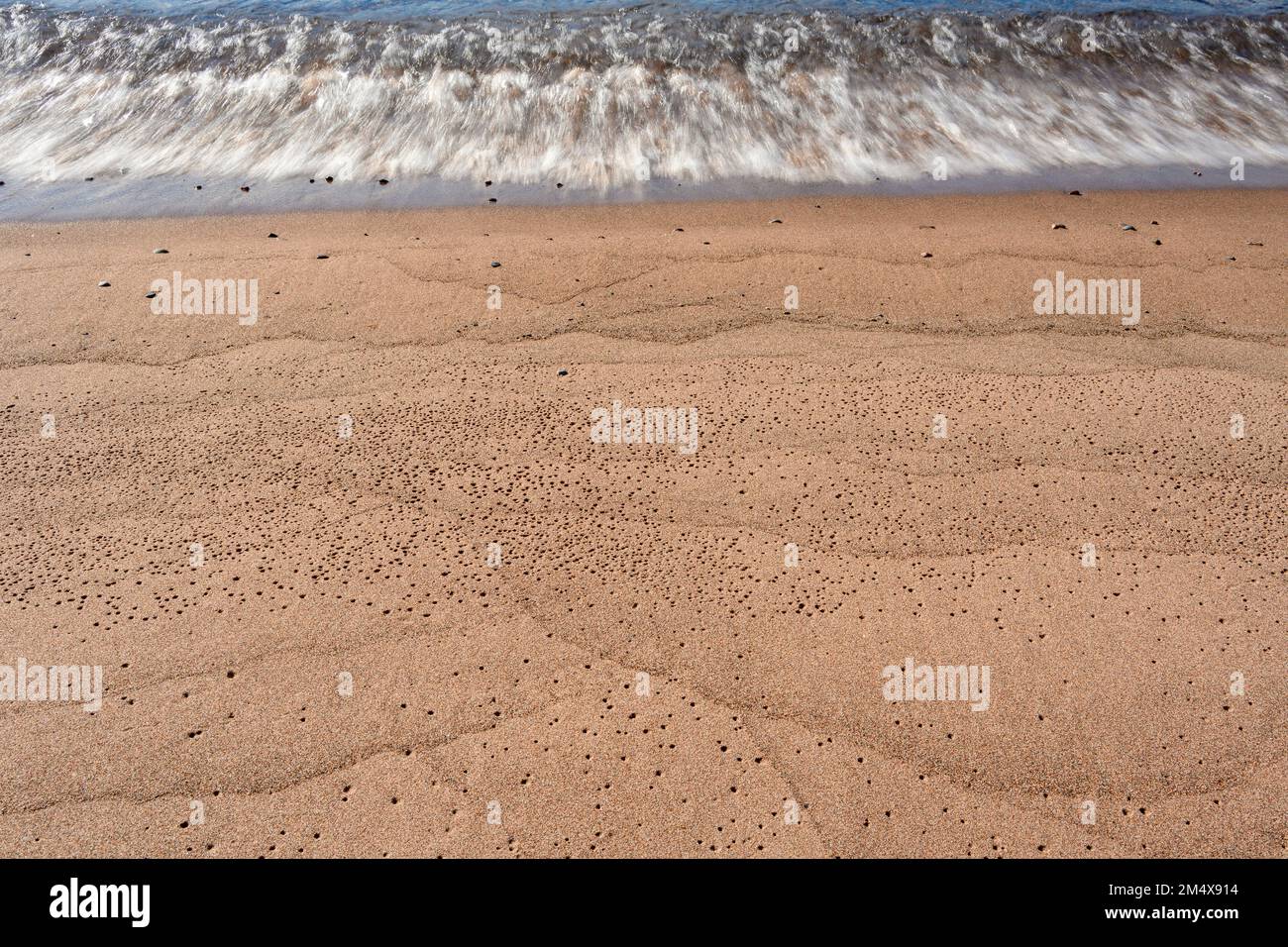 Sandstrand mit Lichtwellen-Action, Lake Superior Provincial Park - Gargantua, Ontario, Kanada Stockfoto