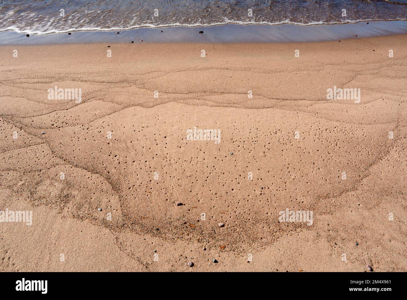 Sandstrand mit Lichtwellen-Action, Lake Superior Provincial Park - Gargantua, Ontario, Kanada Stockfoto