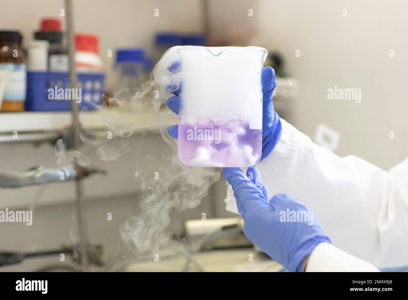 Hände von Wissenschaftlern, die mit Flüssigstickstoff im Labor experimentieren Stockfoto