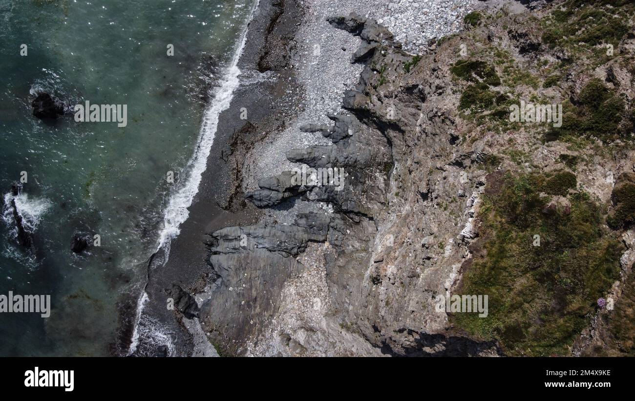 Wunderschöner Strand an der Südküste Irlands in der Nähe von Clonakilty. Die malerische Küste der Keltischen See. Surfen im Meer. Türkisfarbenes Wasser des Atlantiks. Dr. Stockfoto